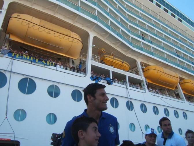 Zanetti in posa davanti alla nave con un piccolo fan. Twitter
